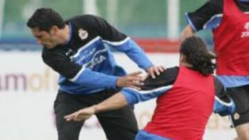 <b>PERDIÓ LOS PAPELES.</b> El jugador, nervioso, se encaró con un periodista en la ciudad deportiva el pasado mes de marzo.