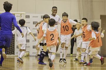 El jugador brasileño participó de una extensa sesión de fotos para la marca Gaga Milano en Japón. Posó como un modelo, tocó música y jugó al fútbol con los niños de la escuela del Real Madrid.