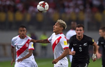 Peru's Raul Ruidiaz (C) eyes the ball, during their 2018 World Cup qualifying play-off second leg football match against New Zealand in Lima, Peru, on November 15, 2017. / AFP PHOTO / ERNESTO BENAVIDES