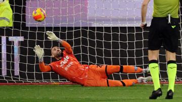 Ospina falla y Osimhen salva a Napoli de perder ante Cagliari