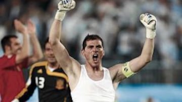 Casillas celebra la clasificación de España.