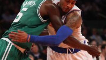 Kevin Garnett y Carmelo Anthony en pleno contacto físico.