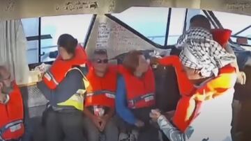 El momento en el que Israel intercepta el barco de la flotilla y sus miembros tiran los móviles al agua.
