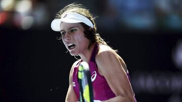 MEL046 MELBOURNE (AUSTRALIA) 28/01/2016.- La tenista británica Johanna Konta devuelve la bola a la alemana Angelique Kerber durante el partido de semifinales que enfrentó a ambas en el Abierto de Australia que se celebra en Melbourne (Australia) hoy, 28 d