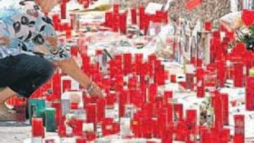 <b>RECUERDO. </b>Una aficionada coloca una vela en el Sánchez Pizjuán en memoria del fallecido Antonio Puerta.