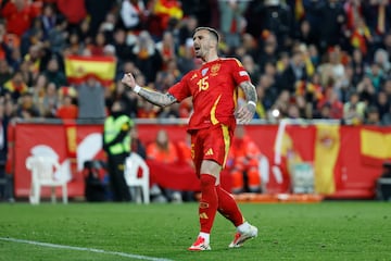 El jugador de la seleccin espa?ola Aleix Garca celebra tras marcar su penalti.