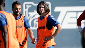 Álex Calvo, entrenándose con el primer equipo del Málaga.