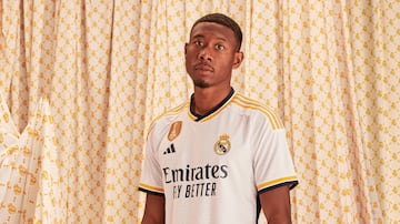 David Alaba posa con la nueva camiseta del Real Madrid, para la temporada 2023-24.