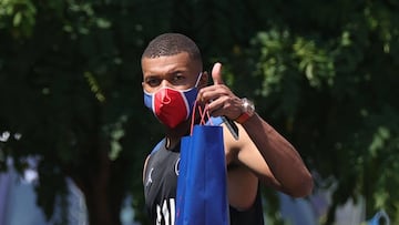 Saint Germain En Laye (France), 25/06/2020.- Paris Saint Germain player Kylian Mbappe wearing a protective face mask leaves after a training session at the Camp des Loges sports complex near Paris, France, 25 June 2020. (Francia) EFE/EPA/CHRISTOPHE PETIT
