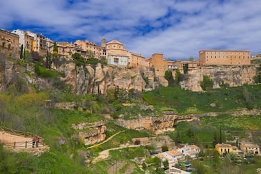 Es una ciudad medieval fortificada que conserva casi intactas la mayoría de sus calles. Está rodeada por el Parque Natural de la Serranía de Cuenca. Fue construida por musulmanes, pero en el siglo XII pasó a manos castellanas, cuando se convirtió en ciudad real y sede episcopal.