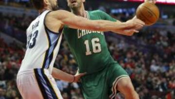 Pau Gasol trata de superara a su hermano Marc.