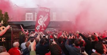 The Liverpool squad reaches Anfield.