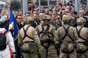 Soldados franceses entregan la bandera de la prueba.al actor Brad Pitt.