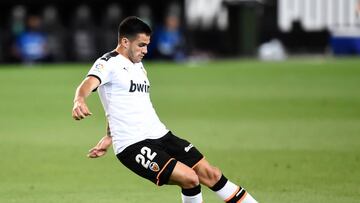 Maxi Gómez dispara a portería en el derbi frente al Levante.