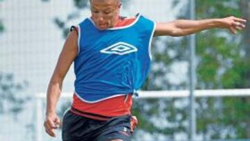 <b>CON LOS TITULARES. </b>Ghilas vistió el peto azul de los titulares en el entrenamiento de ayer en A Madroa.