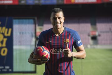 El defensa central colombiano de 26 años llega cedido, con opción a compra, procedente del Valencia. Primer fichaje de invierno para el FC Barcelona.