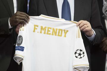Ferland Mendy ha sido presentado como nuevo jugador del Real Madrid en el Santiago Bernabéu junto al presidente del club Florentino y su familia.


