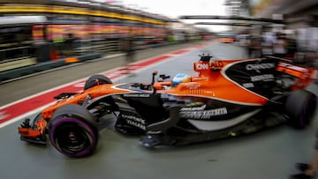 ZS70 SINGAPUR (SINGAPUR), 15/09/2017.- El piloto español de Fórmula Uno Fernando Alonso, de McLaren Honda, durante la primera sesión de entrenamientos libres en el circuito urbano de Marina Bay, en Singapur, hoy, 15 de septiembre de 2017. El Gran Premio de Singapur se celebra el próximo 17 de septiembre. EFE/DIEGO AZUBEL