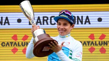 El ciclista colombiano del Astana Miguel Ángel López posa con el trofeo de campeón de la Volta a Catalunya 2019.