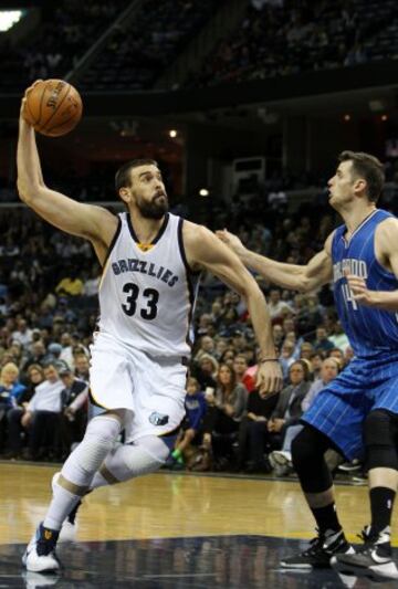 Marc Gasol avanza con el balón junto a Jason Smith.