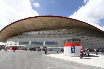Desde las 10:00 de la ma?ana los aficionados atl¨¦ticos celebran el estreno del nuevo estadio rojiblanco Wanda Metropolitano en los alrededores del estadio.