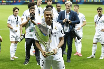 Mbappé celebra con sus compañeros su primer título con el Real Madrid.