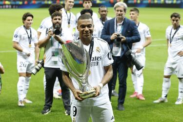 Mbappé celebra con sus compañeros su primer título con el Real Madrid.