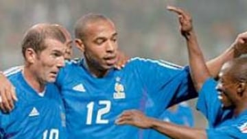 <b>EL TRÉBOL DE LES BLEUS</B>. Henry comparte alegría con Zinedine Zidane y Claude Makelele en un encuentro de la selección francesa.