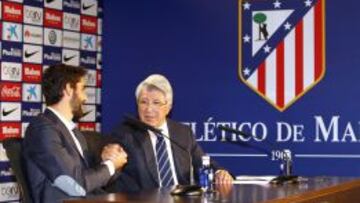 Cerezo, con Raúl García durante su despedida.