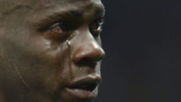 Balotelli, llorando tras la derrota ante Espa&ntilde;a.