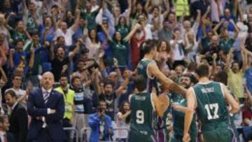 Los jugadores del Unicaja celebraron su victoria sobre el Alba Berl&iacute;n en la pasada jornada.