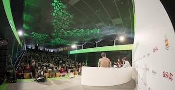 Foro sobre el reto 42 vs 1 con Chema Martínez, Guillermo Jiménez y Jorge Benito, moderando el subdirector de Diario AS, Juan Gutiérrez.