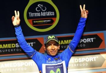Primer plano del título del ciclista colombiano Nairo Quintana en Italia.