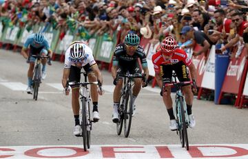 Sprint entre Roglic y Valverde.