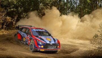 Dani Sordo pilota el Hyundai híbrido en Portugal.