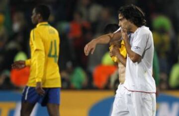 28 de junio de 2010: Chile y Brasil, al igual que en la Copa del Mundo de 1962, se encontraron en una cita planetaria, precisamente en la ronda de octavos de final. El 'Scratch' dejó en el camino a 'La Roja', y lo derrotó por 3 tantos a 0. Anotaron en aquella noche de Johannesburgo Juan (35'), Luis Fabiano (38') y Robinho (59').