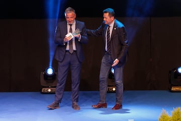 Roncero entrega un premio a Pablo Vilches, del Betis. 