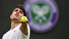 Carlos Alcaraz se dispone a sacar ante Aleksander Vukic en Wimbledon.