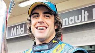 <b>EL CHICO DE ORO. </b>Alonso, con su trofeo de ganador en Bahrain, se está convirtiendo en el gran ídolo del deporte español según reflejan las audiencias televisivas.