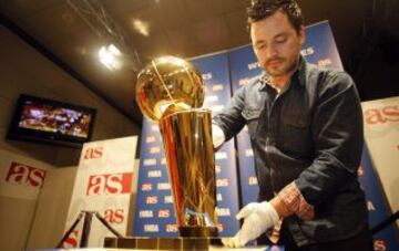 Hubo gran expectación en AS por la llegada del trofeo de la NBA