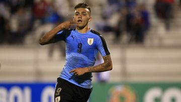IBA008. IBARRA (ECUADOR) 25/01/2017.- El jugador de Uruguay Rodrigo Nicolas Schiappacasse celebra la anotación de un gol hoy, miércoles 25 de enero del 2017, durante un partido por el campeonato Sudamericano Sub 20 entre Uruguay y Perú, disputado en Ibarra (Ecuador). EFE/José Jácome