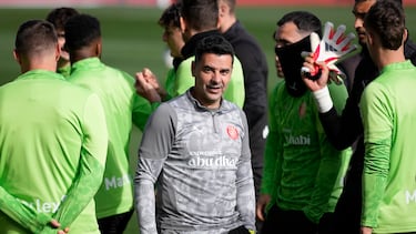 El entrenador del Girona FC, Miguel Ángel Sánchez 'Michel' durante el entrenamiento del equipo este domingo para preparar su enfrentamiento liguero contra el FC Barcelona.