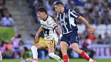 Jorge Ruvalcaba (L) of Pumas fights for the ball with German Berterame (R) of Monterrey during the 13th round match between Monterrey and Pumas UNAM as part of the Liga BBVA MX, Torneo Apertura 2024 at BBVA Bancomer Stadium on October 23, 2024 in Monterrey, Nuevo Leon, Mexico.