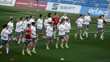 Las jugadoras de la Selección, durante el entrenamiento que se celebró en el estadio Rico Pérez de Alicante el día antes del amistoso contra Estados Unidos.