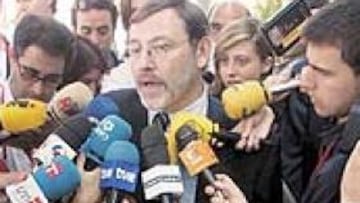 <b>EXPECTACIÓN.</B> Jaime Lissavetzky visitó a la Selección española de fútbol que prepara la Eurocopa en Las Rozas. El secretario de Estado habló allí sobre las selecciones autonómicas.
