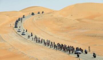 El pelotón durante la primera jornada del Tour de Abu Dabi, entre las localidades de Qasr Al Sarab y Madinat Sayed. Etapa de 160 kilómetros con 48 grados de temperatura.