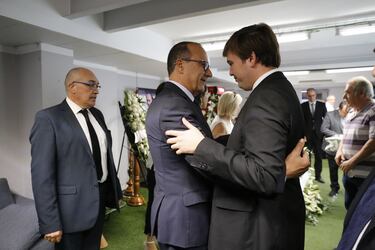 Felipe Faci, consejero de Deportes de Aragón, entre José Ángel y Manuel, los hijos de Zalba.