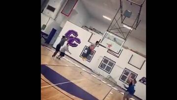 Este referee si que pone el ejemplo en la cancha