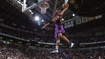 9 Mar 2001:  Vince Carter #15 of the Toronto Raptors makes a slam dunk during the game against the Seattle SuperSonics at the Key Arena in Seattle, Washington.  The Raptors defeated the SuperSonics 110-99.   NOTE TO USER: It is expressly understood that the only rights Allsport are offering to license in this Photograph are one-time, non-exclusive editorial rights. No advertising or commercial uses of any kind may be made of Allsport photos. User acknowledges that it is aware that Allsport is an editorial sports agency and that NO RELEASES OF ANY TYPE ARE OBTAINED from the subjects contained in the photographs.Mandatory Credit: Otto Greule Jr  /Allsport