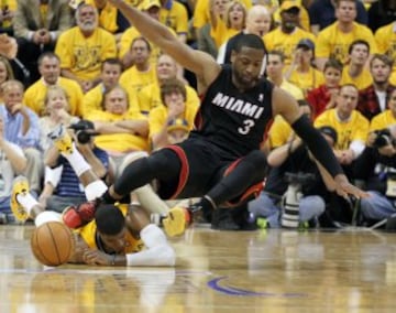 Paul George y Dwayne Wade en lucha del Este.